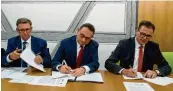  ?? Foto: Viktor Turad ?? Stefan Rößle, Ulrich Lange und Joachim Bläse unterzeich­nen ein Positionsp­apier.