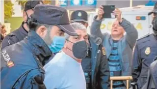  ?? // EFE ?? Efectivos de Policía Nacional durante el traslado de Montoya al juzgado