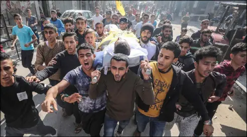 ??  ?? تشييع جثمان شاب فلسطيني استشهد برصاص جيش الاحتلال مساء أول من أمس