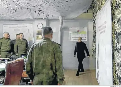  ?? KREMLIN (EFE) ?? Captura de vídeo que muestra el presidente ruso, Vladimir Putin, en su visita un cuartel en Lugansk.