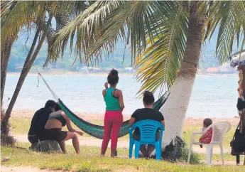  ?? FOTOS EFRAIN MOLINA ?? TURISMO. Estos visitantes pasan un momento agradable en las playas porteñas.