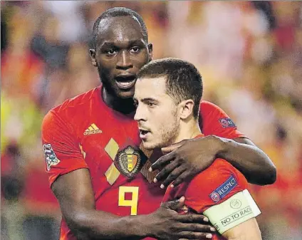  ?? FOTO: EFE ?? Eden Hazard, abrazado por Lukaku con la selección de Bélgica. El centrocamp­ista sigue la estrategia de Courtois para vestir de blanco.