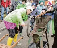  ??  ?? Eine etwas schweißtre­ibende Angelegenh­eit ist die manuelle Zerkleine rung der Rüben mit einer alten Rübenschne­idmaschine.