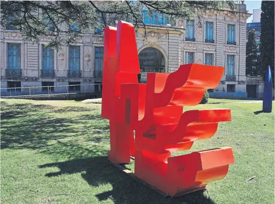  ?? BiBiana Fulchieri ?? Los jardines diseñados por Carlos Thays conviven con la rudeza estilizada de las esculturas metálicas