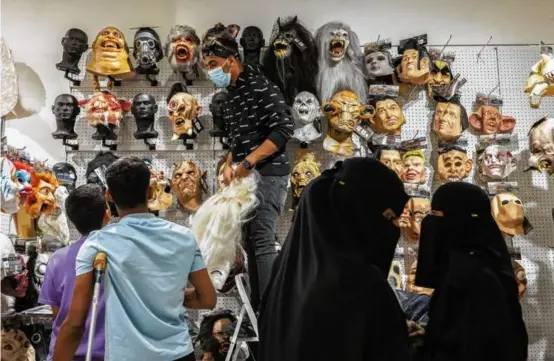  ?? TAMIR KALIFA/NEW YORK TIMES ?? A costume store in Riyadh, Saudi Arabia, was filled with shoppers during the government-sponsored “horror weekend.”