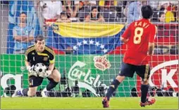  ??  ?? Iker y Xavi, en acción con España.