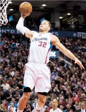  ??  ?? Los Clippers suspendier­on por cuatro juegos sin derecho a paga a Blake Griffin por golpear a un miembro del personal del equipo.