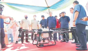  ?? ?? TERTARIK: Ronald (tiga kanan) bersama tetamu jemputan lain melawat pameran alat dron yang digunakan untuk Program SMART SBB di Kota Belud.