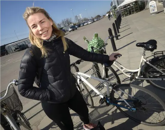  ?? Bild: Annika Karlbom ?? Ulrika Leffler tillhör en av dem som har cykelavstå­nd till jobbet och cyklar till jobbet varje dag. ”Dels är det så pass nära och dessutom bekvämt”.