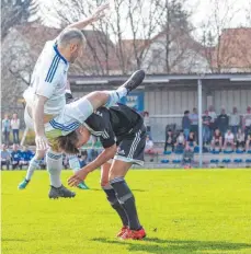  ?? FOTO: PETER SCHLIPF ?? Dominik Pfeifer (unten) und der TSV Essingen haben beim 1:1 den Sieg in Pfullingen verschenkt.