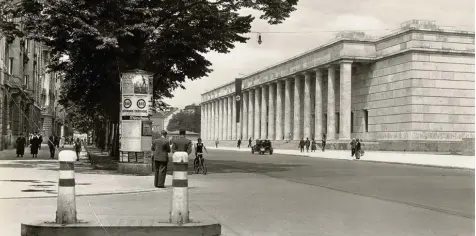  ??  ?? Das Münchner Haus der Kunst in den Zeiten des Nationalso­zialismus.