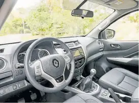  ??  ?? Producción. La camioneta de Renault se producirá en la planta de Santa Isabel, Córdoba, en donde se fabrica la Nissan Frontier desde 2018,
Con el rombo. Así luce el interior de la camioneta de Renault.