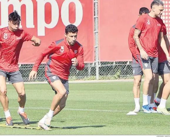  ?? JOSÉÁNGEL GARCÍA ?? Jesús Navas inicia un esprint en un ejercicio seguido de Óliver Torres y Sergio Ramos. Al fondo, Ocampos.