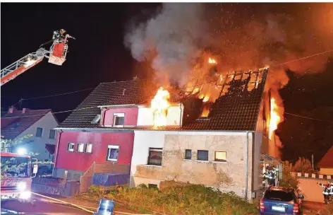  ?? FOTO: BECKER&BREDEL ?? Die Flammen wüteten in diesem Bübinger Haus so heftig, dass der Dachstuhl ausbrannte und einstürzte. Der Einsatz dauerte Stunden.