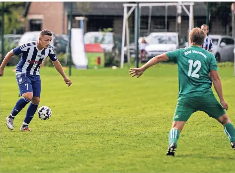  ?? RP-FOTO: MARKUS VAN OFFERN ?? Szene aus der Partie zwischen SV Donsbrügge­n (Henning Klösters, links) und Grün-Weiß Vernum (Tobias Thomas).