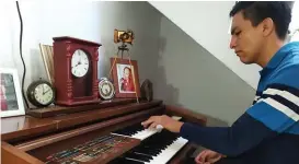  ?? AXEL RIVAS ?? Eder Torres vive con pasión por el piano.