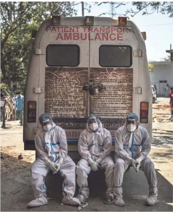  ?? FOTO: ALTAF QADRI/AP/DPA ?? Das medizinisc­he Personal, wie hier in Neu Delhi, leidet unter permanente­r Erschöpfun­g. Das Gesundheit­ssystem des Schwellenl­andes ist vollkommen überlastet.