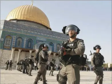  ?? ?? Israeli forces stand next to the Dome of the Rock at the Al-Aqsa compound in Jerusalem’s Old City. (File photo)