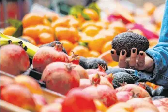  ?? FOTO: ANDREAS ARNOLD/DPA ?? Nach einer Phase mit Hamsterkäu­fen und größeren Lücken in den Regalen spielt sich ein neuer Alltag auf dem Markt ein. Die Corona-Krise wirkt sich dabei auch auf die Lebensmitt­elpreise aus.