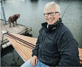  ?? LEIF WECKSTRöM ?? KOMMODOR. Tom Ek på Brändö Seglare deltog i helgens regatta tillsamman­s med fyra andra besättning­smän ombord på Jolanda. Hunden Huanita håller sig på bryggan och deltar inte i seglatser.