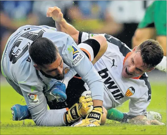  ??  ?? BRILLÓ MOYÀ. El guardameta, que volvía a Mestalla, aprovechó la oportunida­d que le dio Imanol para hacerse fuerte como titular de la Real.