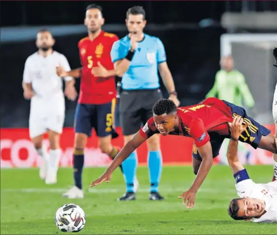  ??  ?? Ansu Fati es derribado por Xhaka en un lance del partido de anoche en el estadio Alfredo di Stéfano.
