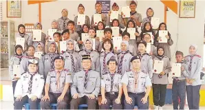  ??  ?? ISMAIL (tengah) dan Hong (dua kanan) bersama pemimpin dan ahli Pengakap SMK Labuan dan SMK Mutiara yang menghadiri perkhemaha­n itu.