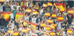  ?? Foto: Paul White/dpa ?? Kontrastpr­ogramm in Madrid beim Spiel Real gegen Espanyol: Zuschauer mit der spanischen Flagge.