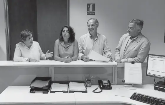  ??  ?? Marisa de Simón (I-E); Laura Pérez (Podemos Orain Bai); Adolfo Araiz (EH Bildu) y Koldo Martínez (Geroa Bai), ayer en el registro del Parlamento.