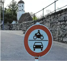  ?? Foto: Daniel Dollinger ?? Die historisch­e Wörnitzbrü­cke in Harburg bleibt auch während der Bauarbeite­n in der Donauwörth­er Straße für den Verkehr gesperrt.