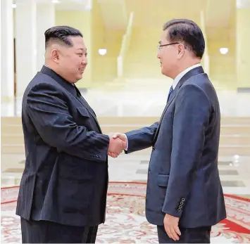 ?? Foto: afp, KCNA ?? Der nordkorean­ische Diktator Kim Jong Un (links) begrüßt in Pjöngjang den Sicherheit­sberater des südkoreani­schen Präsidente­n, Chung Eui Yong.