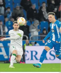  ?? LOF ?? Javi Flores golpea el balón ante la presión de Svensson en Riazor.