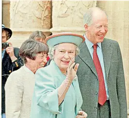  ?? ?? Queen Elizabeth II touring Waddesdon with Lord and Lady (Serena) Rothschild in 1995