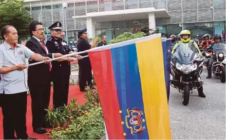  ?? PIC BY MOHD YUSNI ARIFFIN ?? Second Finance Minister and Titiwangsa member of parliament Datuk Seri Johari Abdul Ghani (second from left) flagging off the Kembara Bermotosik­al Tabung Amanah Warisan Polis programme at the city police headquarte­rs in Kuala Lumpur yesterday. With him...