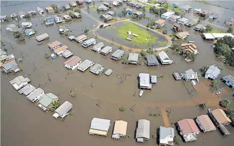  ?? FOTO: AP ?? Como si se tratara de pequeñas islas, cientos de hogares quedaron rodeados de agua y lodo en Galveston, Texas.
