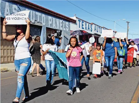  ??  ?? Un CEntEnAR de personas marcharon ayer por las calles del centro de el paso