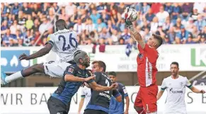  ?? FOTO: DPA ?? Der Anfang der Schalker Herrlichke­it: Paderborns Klaus Gjasula (2.v.l), Uwe Hünemeier (3.v.l) und Torwart Jannik Huth (M.) kommen zu spät gegen den Kopfball vom Torschütze­n zum 1:1 Salif Sane (l.).