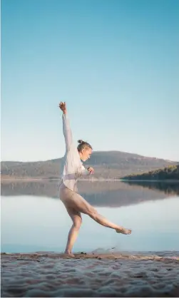  ?? FOTO: VILLE-RIIKO FOFONOFF ?? Auri Ahola är en bombsäker dansare som hela tiden utvecklas som koreograf. Denna gång hade hon låtit sig inspireras av vyerna hemma i Lappland.