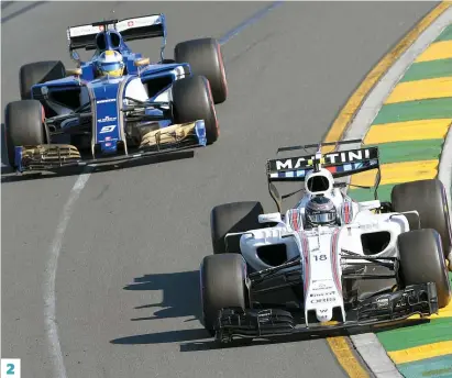  ??  ?? Lance Stroll a signé des autographe­s pour ses partisans et même écrit son nom sur un casque de pilote, juste avant de disputer son premier Grand Prix de Formule 1, à l’âge de 18 ans. Avant d’être obligé de déclarer forfait en raison d’un bris mécanique...