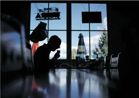  ?? CRAIG FRITZ/FOR THE NEW MEXICAN ?? Scott Jaquith eats lunch Tuesday at The Links Bar & Grill at the Marty Sanchez Links de Santa Fe golf course. The operator of the restaurant, who lost his bid to continue in the space, says he figured his experience, track record and what he called a...