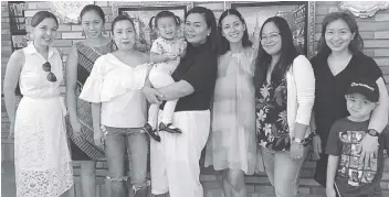  ??  ?? Manulife endorser Bianca GonzalezIn­tal (third from right) with (from left) with Manulife chief innovation officer Bim Gutierrez, J.M. Lavadia, Lara Aldana, Dee Enriquez with daughter Tammy, Reina Jadie and Ivy Medina with son Skyler