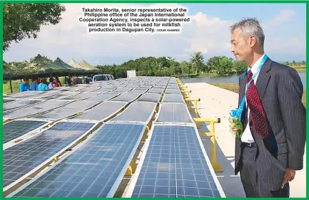  ?? CESAR RAMIREZ ?? Takahiro Morita, senior representa­tive of the
Philippine office of the Japan Internatio­nal Cooperatio­n Agency, inspects a solar-powered aeration system to be used for milkfish production in Dagupan City.