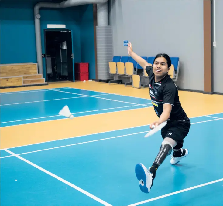  ?? ?? Dilan Jacobsson föddes utan underben och har haft protes sedan han var tre år gammal. När Dilan var åtta år gammal började han med badminton – nu tillbringa­r han en stor del av sitt liv i Innovatumh­allen.