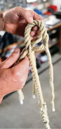  ??  ?? Das Spleißen von Seilen ist eine Kunst, bei der sich Spreu vom Weizen trennt. Nicht mehr viele Menschen beherrsche­n sie.