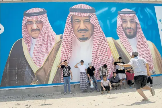  ?? AP ?? Corona. El rey Salman en el centro de este afiche con su hijo Mohammed a su izquierda y en el otro extremo, quien era hasta ayer el heredero.
