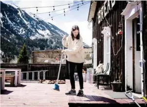  ?? FOTO: KLAUDIA LECH ?? I fjellene halvannen time utenfor Denver ligger Bread Bar i Silver Plume – en liten legende blant lokalbefol­kningen og besøkende. Her er det livekonser­ter og arrangemen­ter. Leah gjør klar for å åpne.