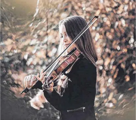  ?? FOTO: VERANSTALT­ER ?? Solistin Beatrix Löw-Beer spielt den ersten Teil des Konzerts gemeinsam mit dem Berliner Kammerorch­ester „Stringstid­e“