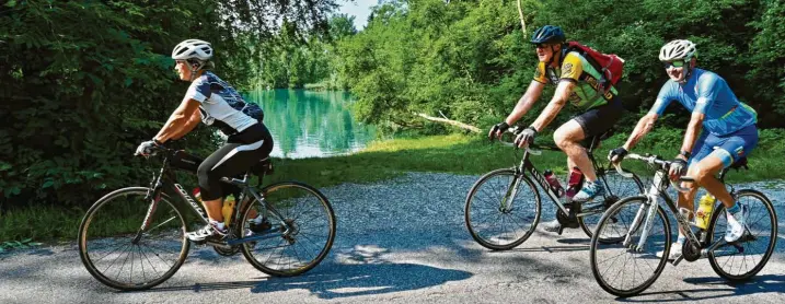  ?? Fotos: Andreas Lode ?? Vorbei am schönen Auensee: (von links) Gabriele Beyrle, Norbert Staub und Manfred Deisenhofe­r.