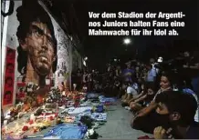  ??  ?? Vor dem Stadion der Argentinos Juniors halten Fans eine Mahnwache für ihr Idol ab.