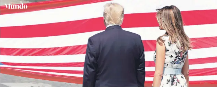  ?? FOTO: REUTERS ?? ►► El Presidente Donald Trump y la primera dama, Melania Trump, junto a la bandera de EE.UU. en el Día de la Bastilla, en París, el viernes.